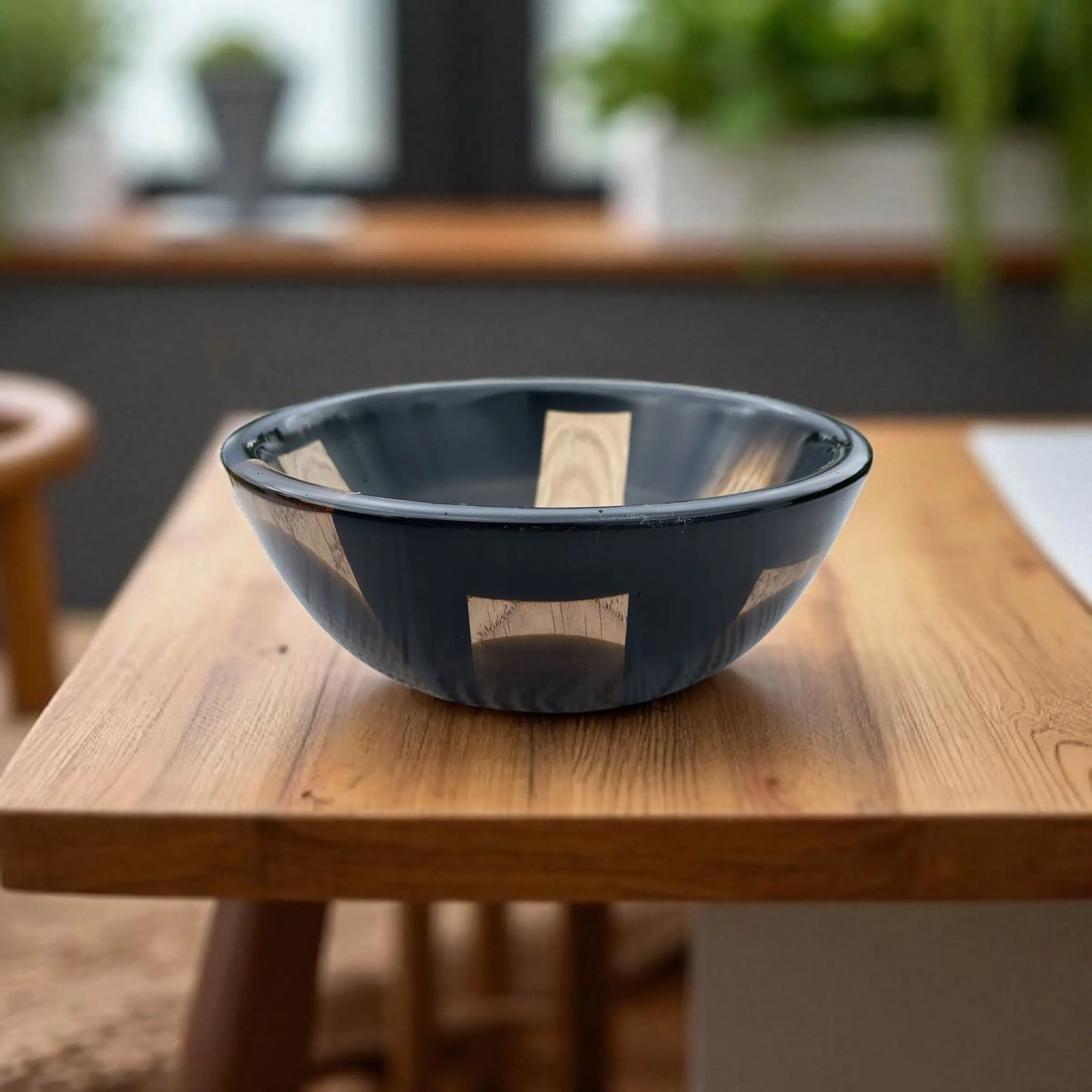 Håndlaget bolle i sort epoxy og eik – Moderne eleganse med naturlig sjel Epoxy-Crafts