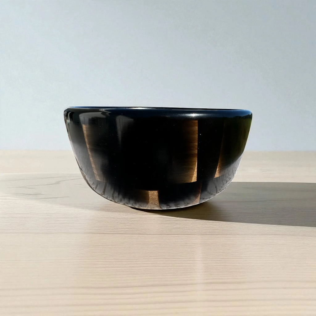 Håndlaget bolle i sort epoxy og eik – 18 cm Epoxy-Crafts