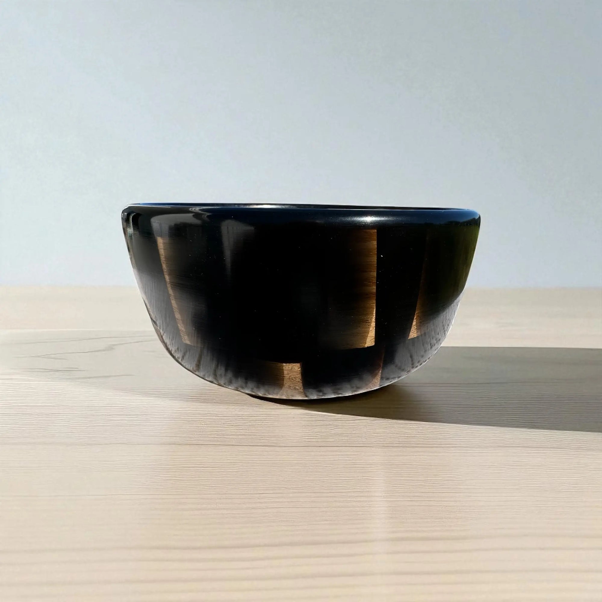 Håndlaget bolle i sort epoxy og eik – 18 cm Epoxy-Crafts