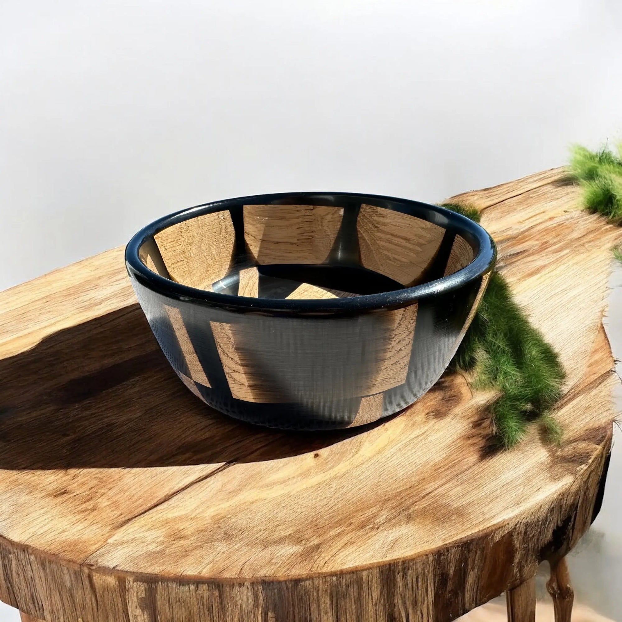 Håndlaget bolle i sort epoxy og eik – 18 cm Epoxy-Crafts