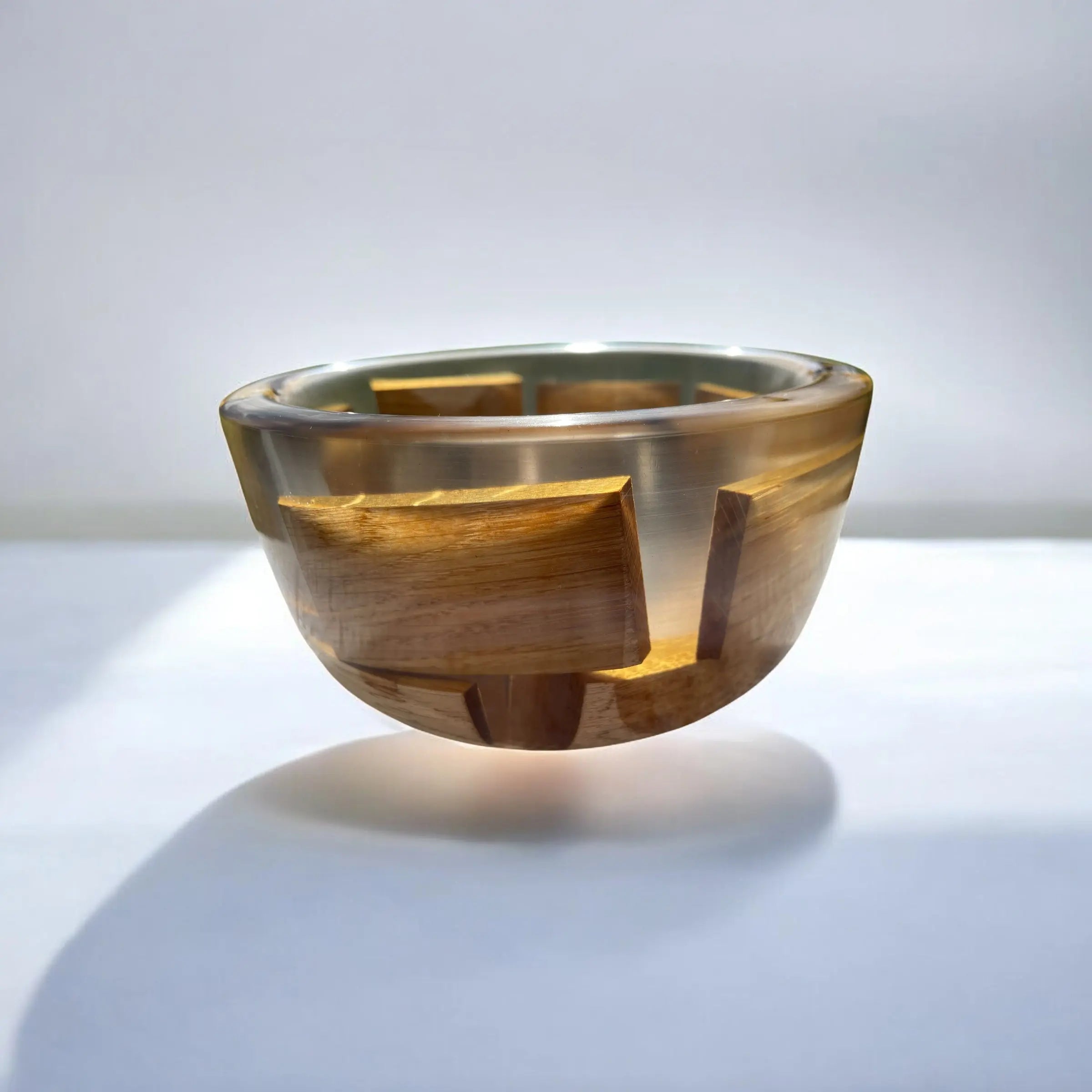 Håndlaget bolle i gjennomsiktig sort epoxy og eik – 18 cm Epoxy-Crafts