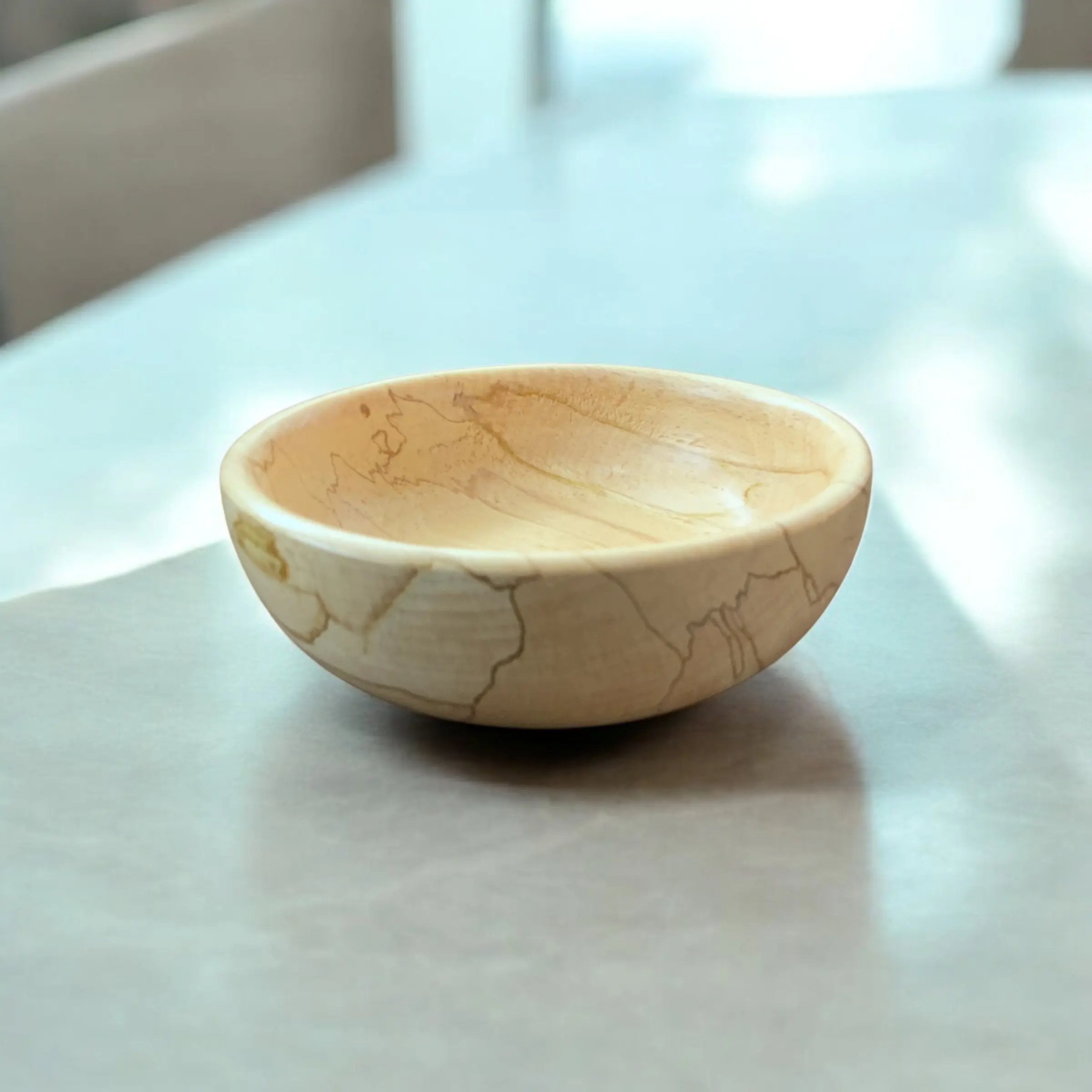 🪵 Hånddreid Bolle i Naturlig Tre – Ø 17 cm Epoxy-Crafts