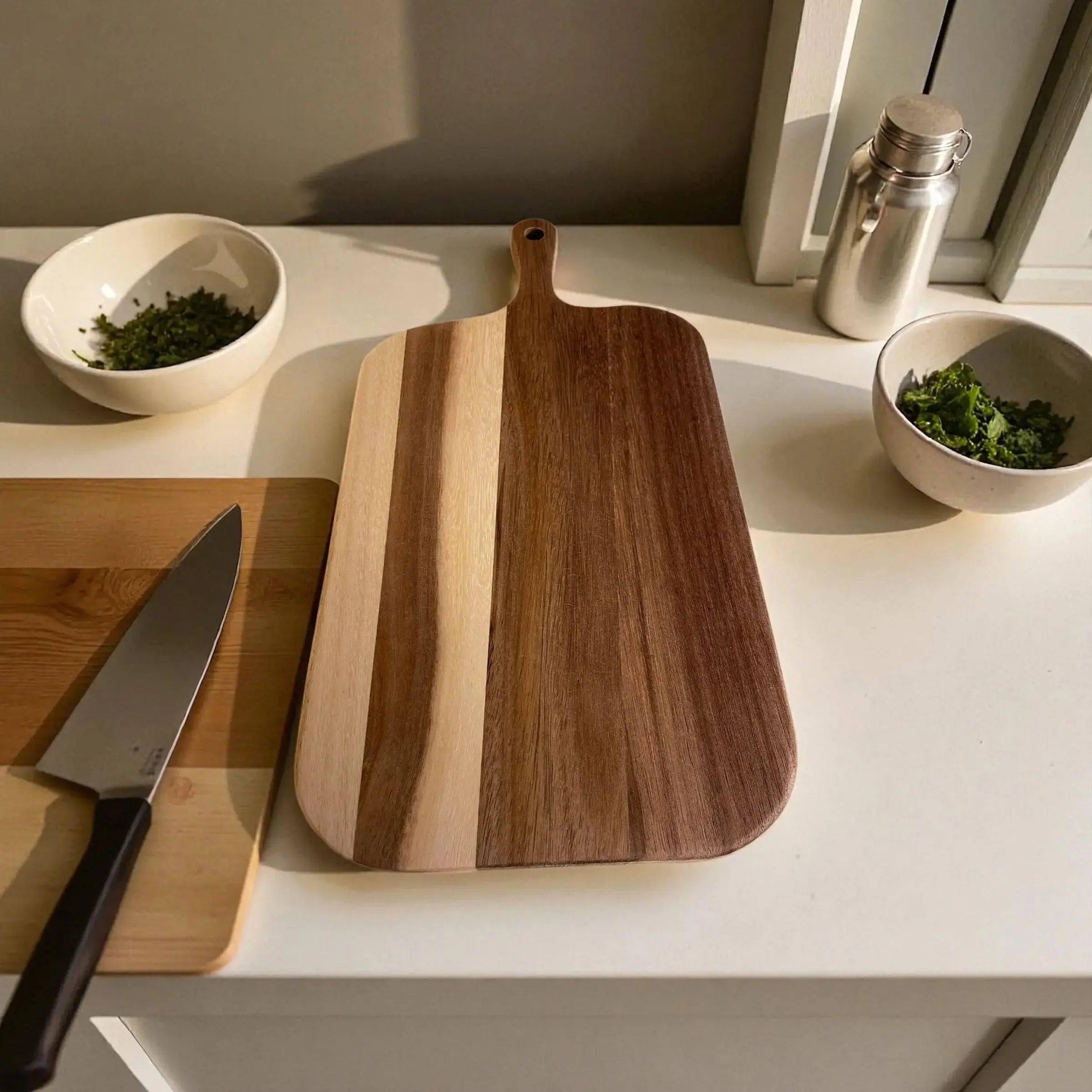 🪵 Klassisk Skjærebrett i Tre med Håndtak – Perfekt til Servering og Matlaging Epoxy-Crafts