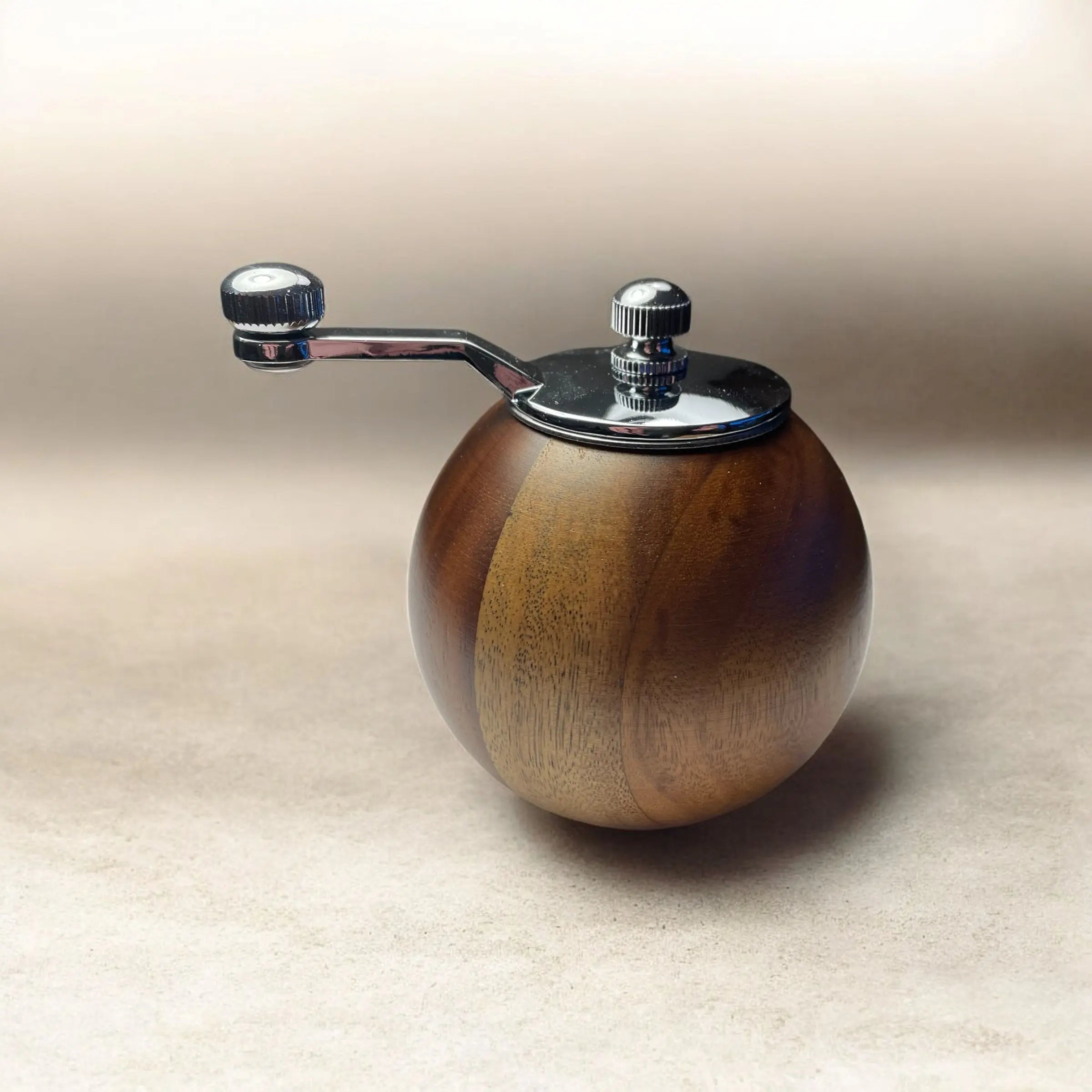 Rund pepperkvern i tre – Elegant krydderkvern med naturlig finish Epoxy-Crafts