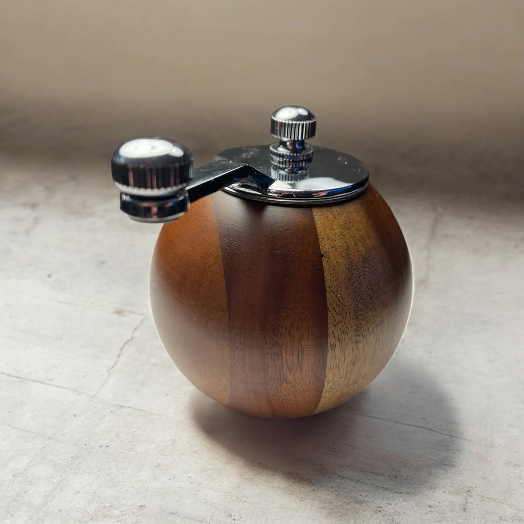 Rund pepperkvern i tre – Elegant krydderkvern med naturlig finish Epoxy-Crafts